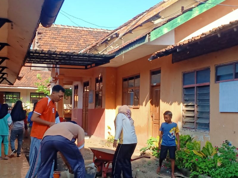 KEGIATAN KERJA BAKTI GURU DAN SISWA SDN 1TREBUNGAN
