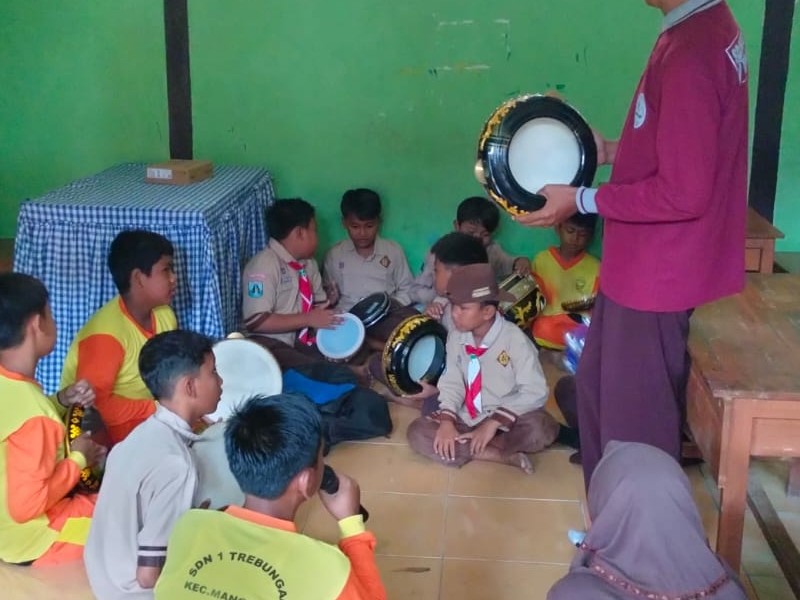 SISWA SDN 1 TREBUNGAN LATIHAN HADRO DI RUANG PERPUSTAKAAN